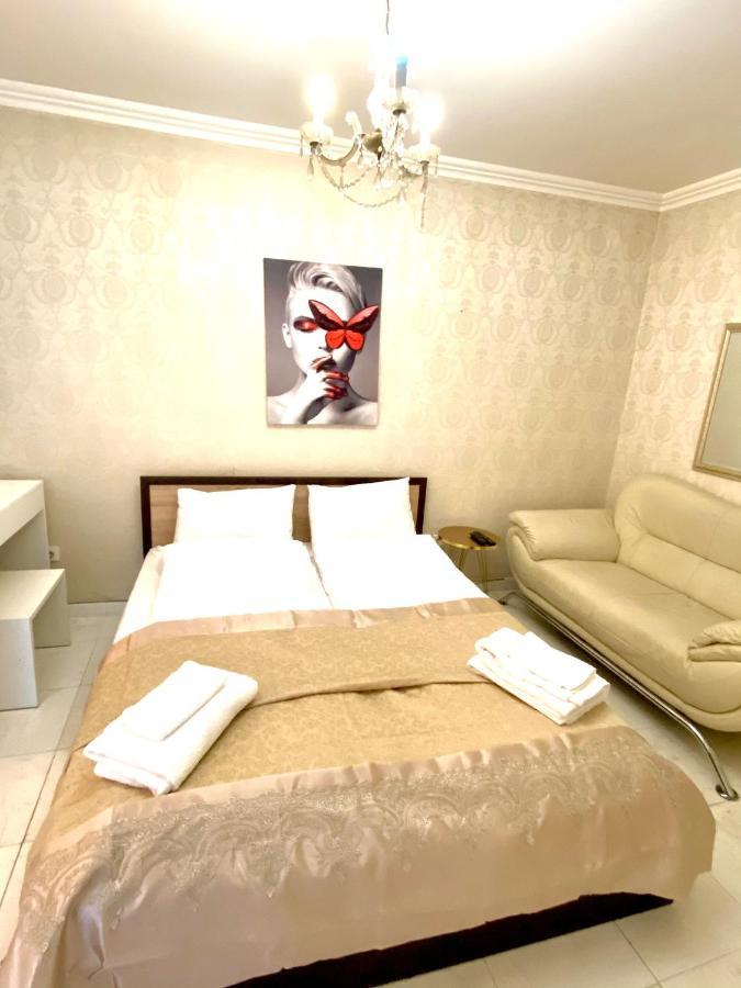 Guest With Living Room, Dining And Kitchen Next To Center Apartament *