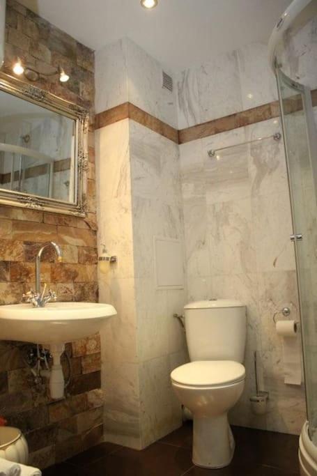 Guest With Living Room, Dining And Kitchen Next To Center Apartament *