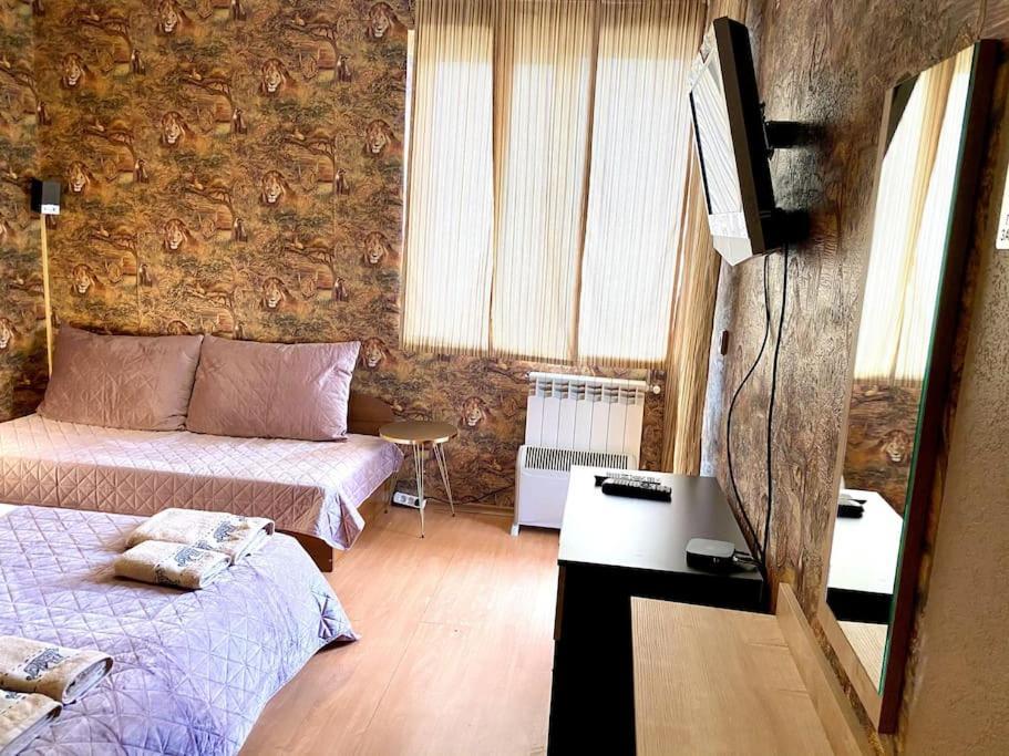 Apartament Guest With Living Room, Dining And Kitchen Next To Center *