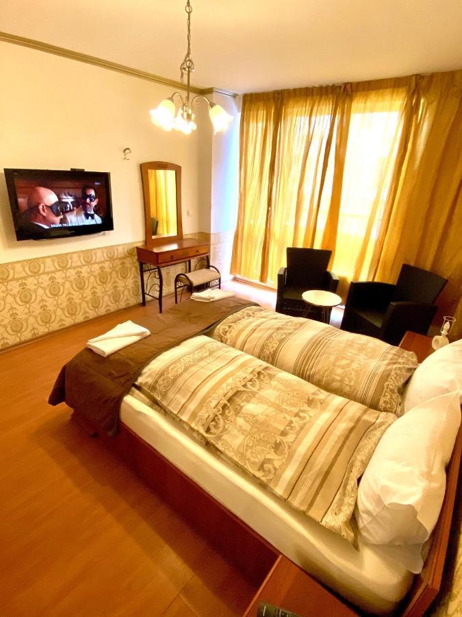Guest With Living Room, Dining And Kitchen Next To Center *