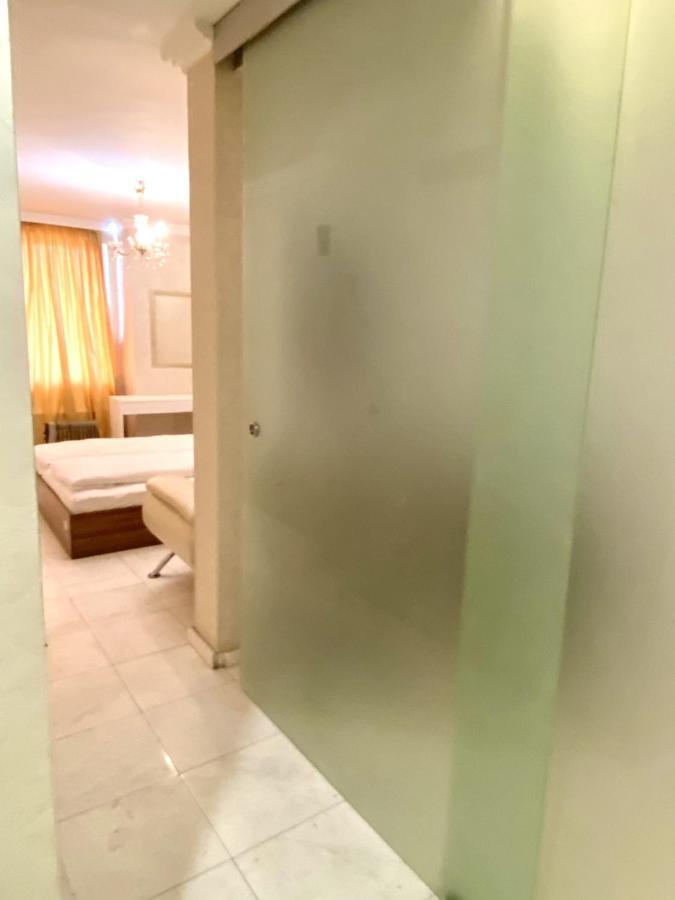 Guest With Living Room, Dining And Kitchen Next To Center Apartament