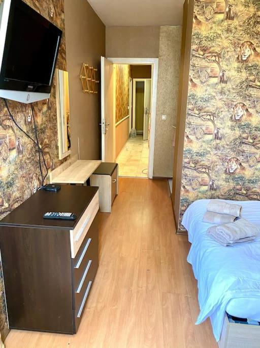 Guest With Living Room, Dining And Kitchen Next To Center Apartament *