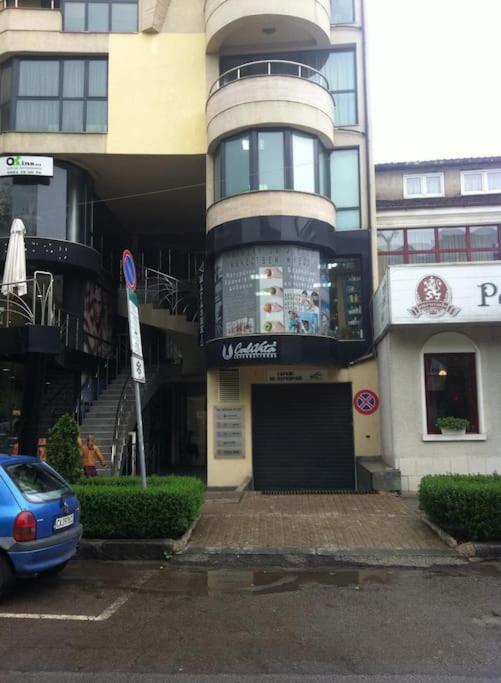 Guest With Living Room, Dining And Kitchen Next To Center Sofia