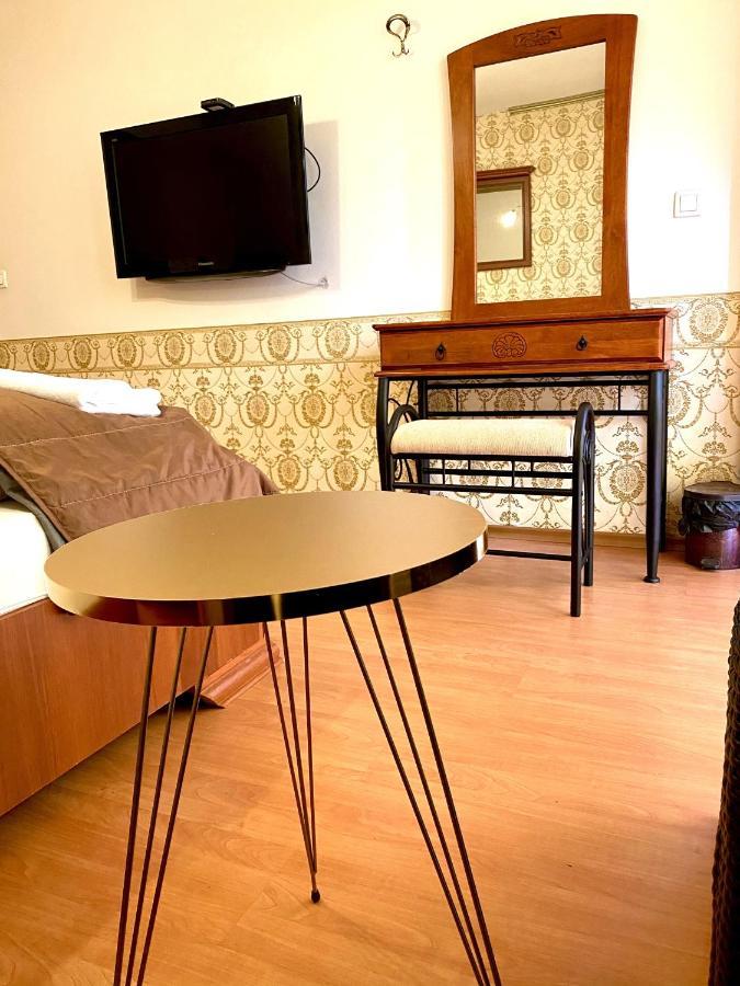 Guest With Living Room, Dining And Kitchen Next To Center Sofia