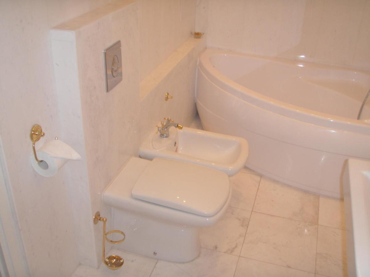 Guest With Living Room, Dining And Kitchen Next To Center Apartament *