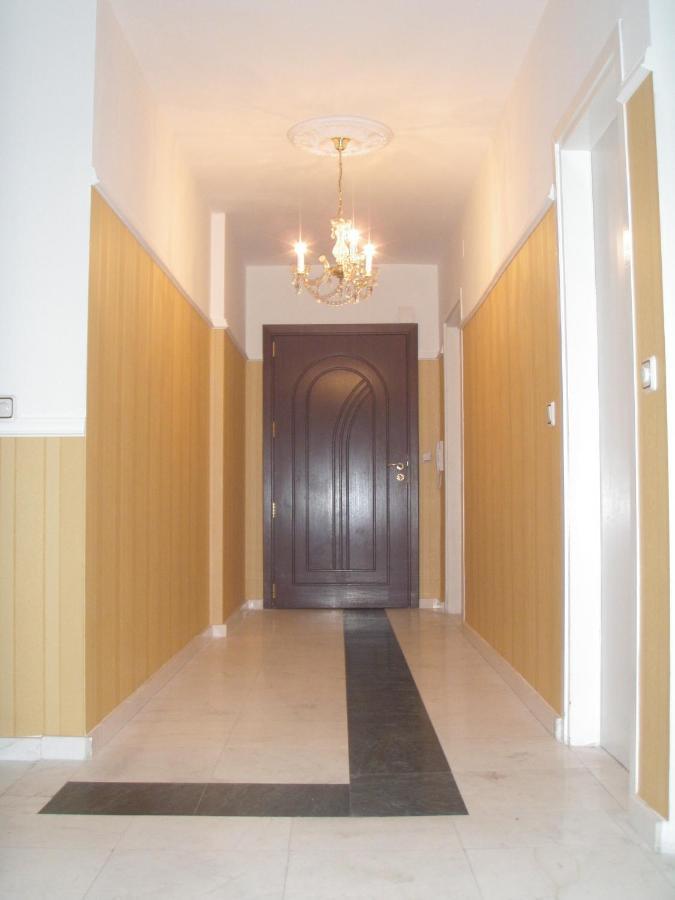 Guest With Living Room, Dining And Kitchen Next To Center Sofia