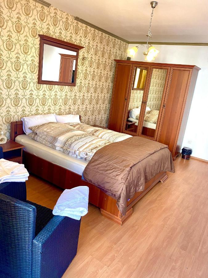 Guest With Living Room, Dining And Kitchen Next To Center Apartament *