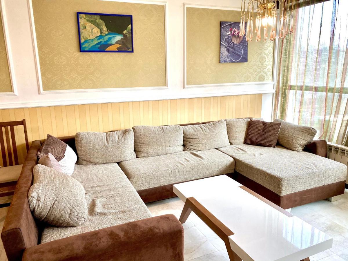 Apartament Guest With Living Room, Dining And Kitchen Next To Center