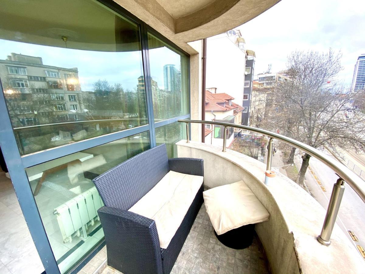 Guest With Living Room, Dining And Kitchen Next To Center *