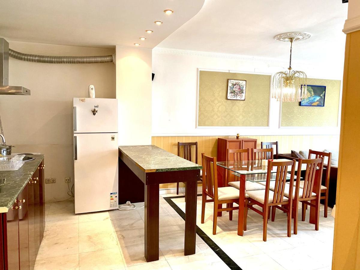 Guest With Living Room, Dining And Kitchen Next To Center Sofia