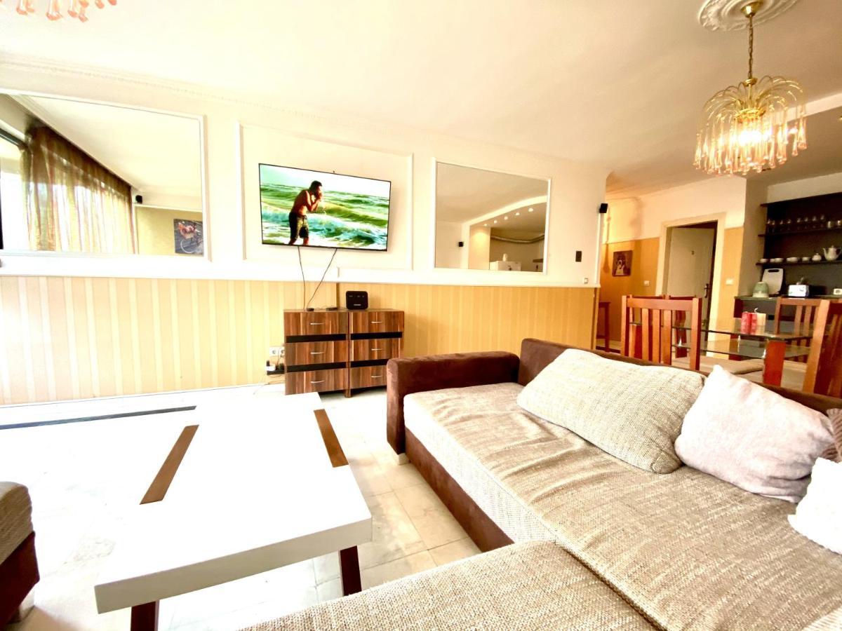 Guest With Living Room, Dining And Kitchen Next To Center Apartament *
