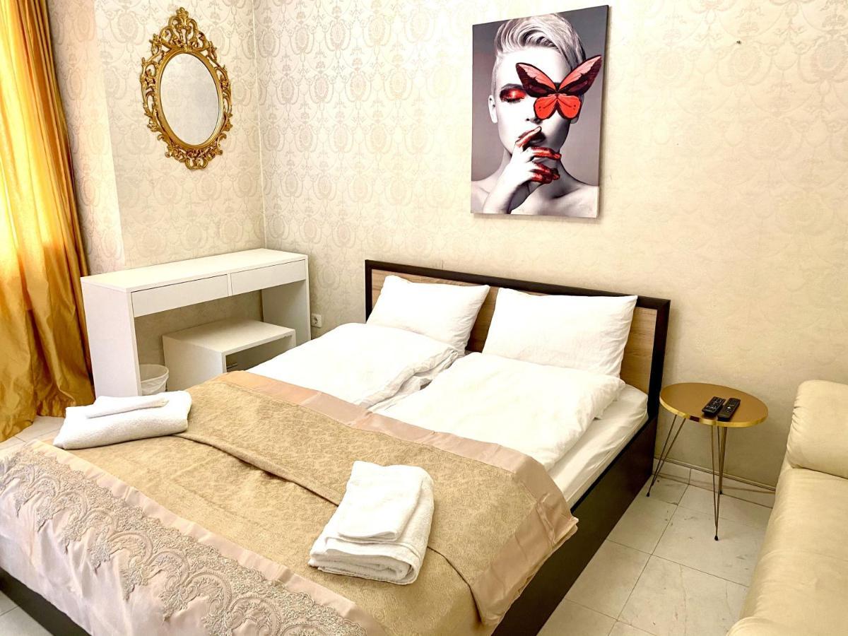 Guest With Living Room, Dining And Kitchen Next To Center Apartament