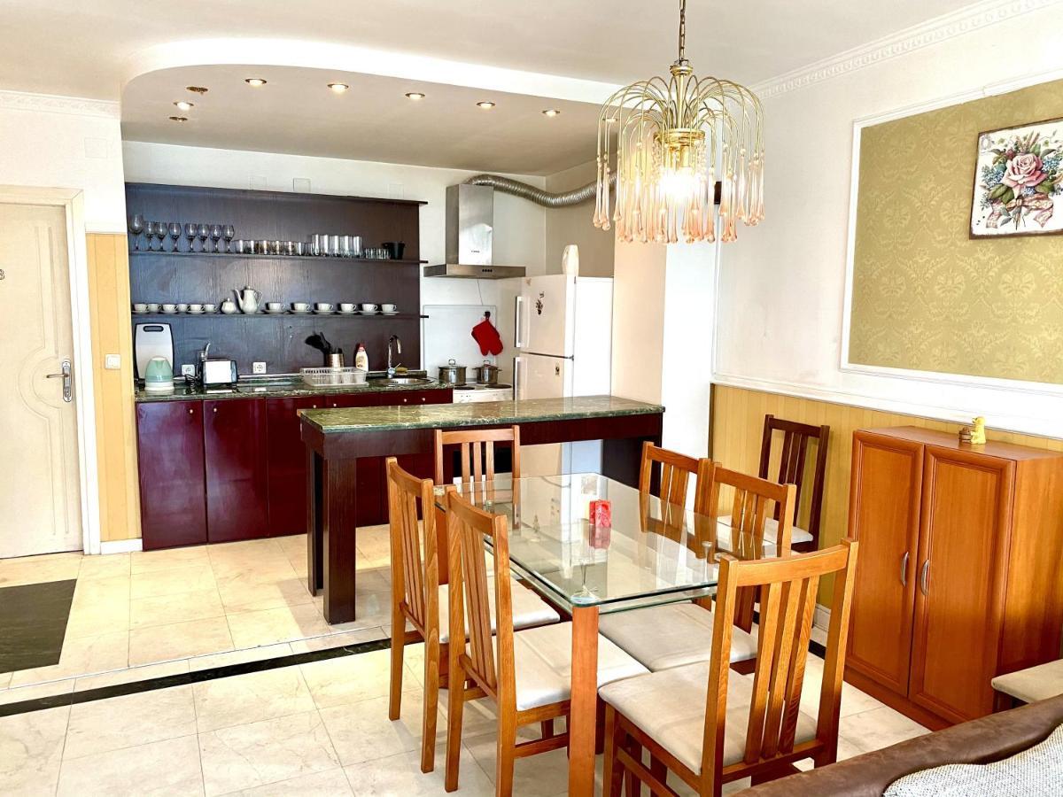 Apartament Guest With Living Room, Dining And Kitchen Next To Center *