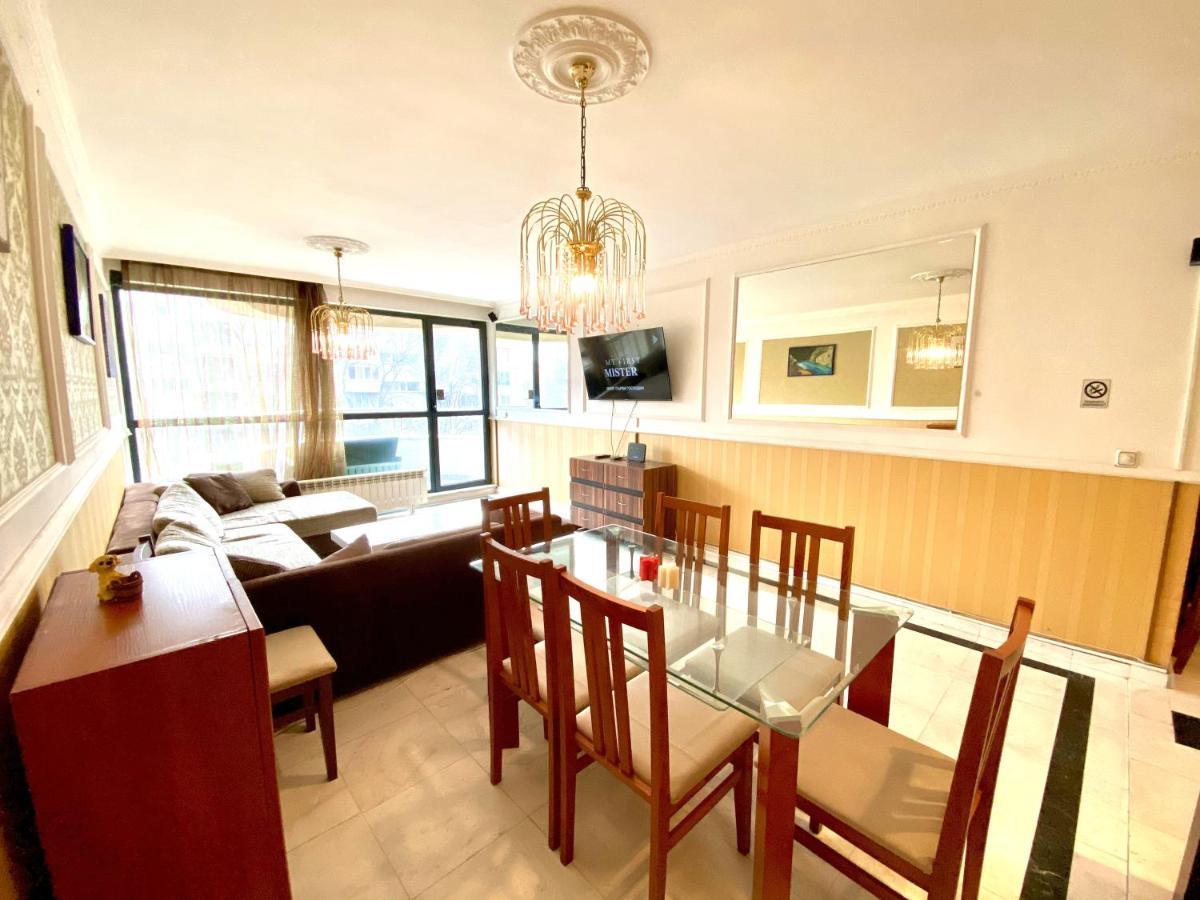 Guest With Living Room, Dining And Kitchen Next To Center