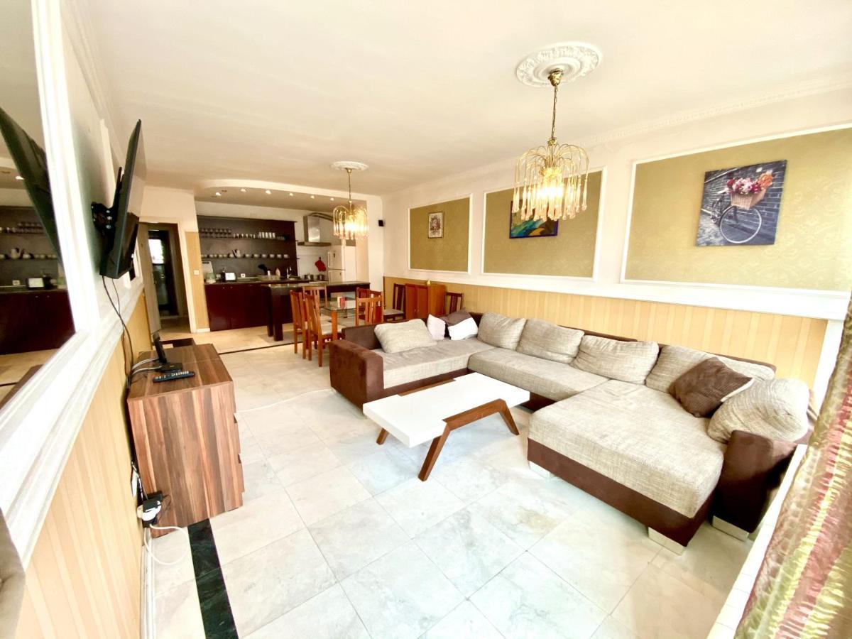 Apartament Guest With Living Room, Dining And Kitchen Next To Center