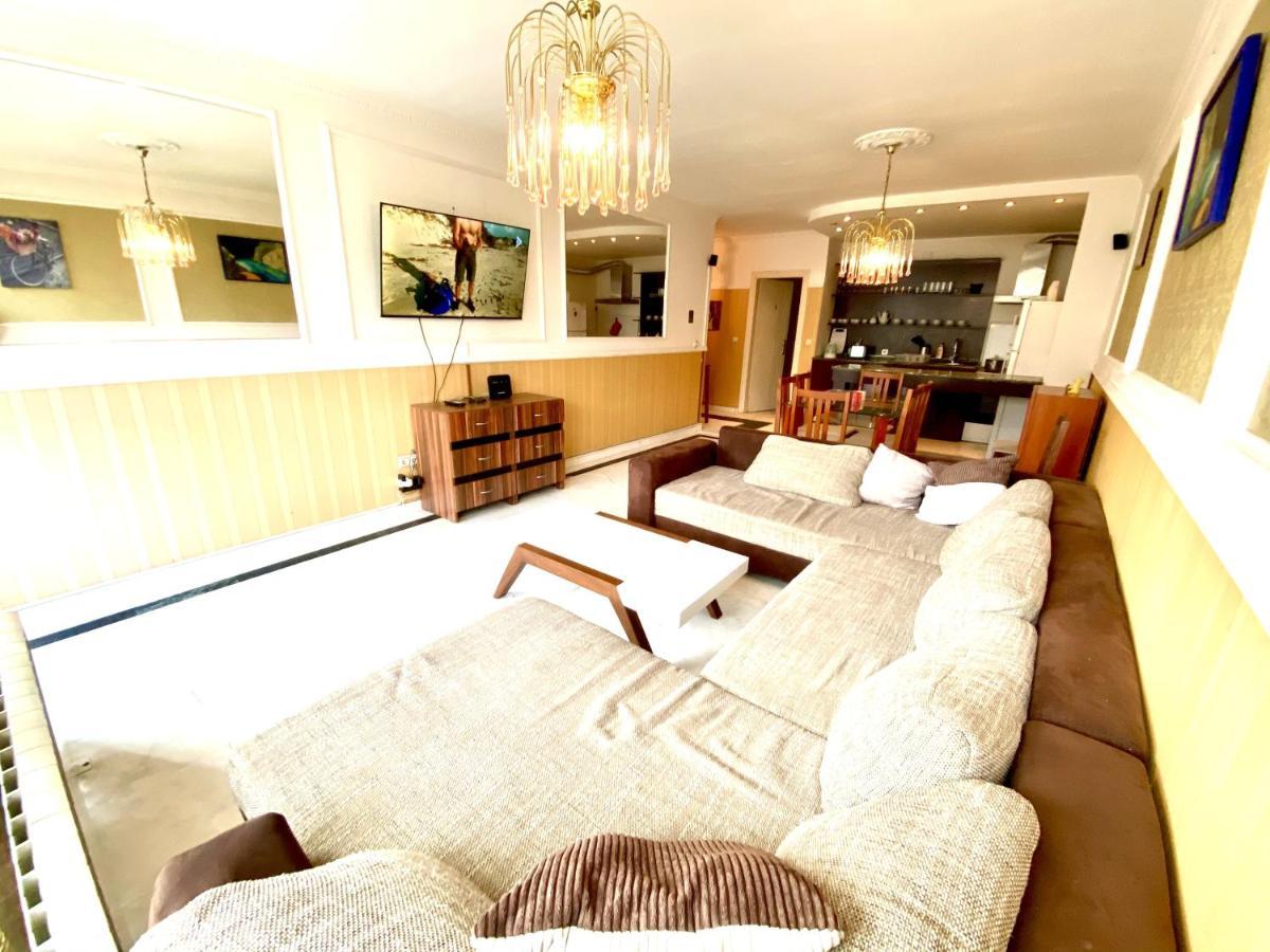 Apartament Guest With Living Room, Dining And Kitchen Next To Center *