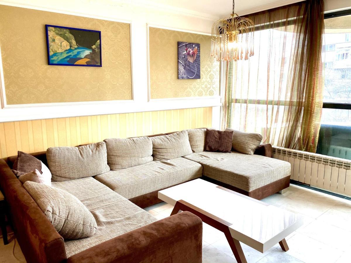 Apartament Guest With Living Room, Dining And Kitchen Next To Center