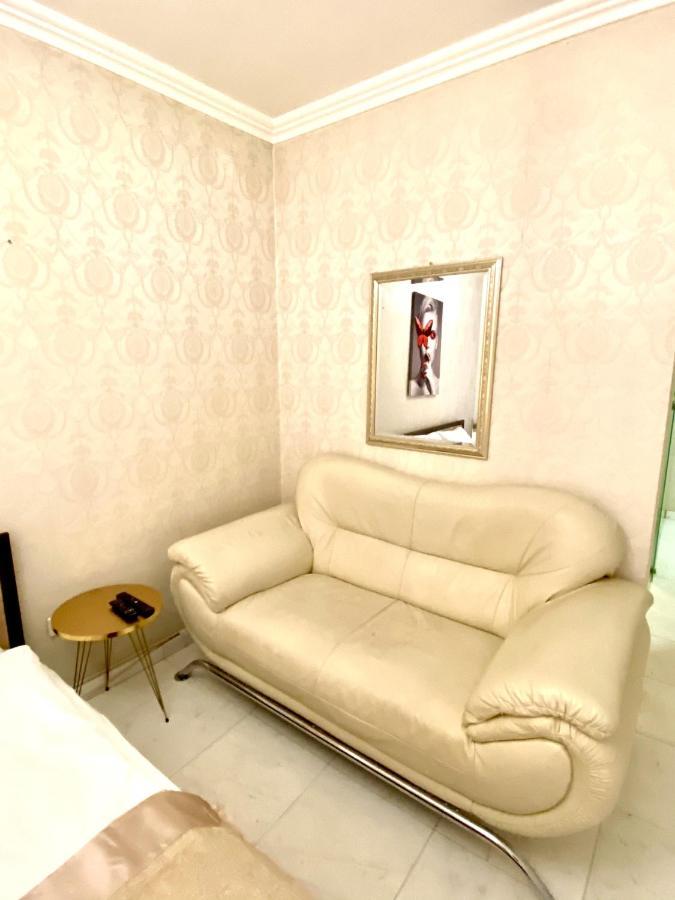Guest With Living Room, Dining And Kitchen Next To Center Apartament